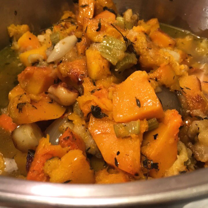 KitchenSprout's tweet photo. #RoastedButternutSquashSoup #Aromatics #AmericanThanksgiving🇺🇸🦃🍴 #HomeChef #MacysDayParade #Homegating #GamingNGrazing  #FoodNFootball #HappyThanksgiving #DrinkWine #Foodporn #Gratitude #Thankful #Blessings #FamilyNFriends #ComfortFood #Celebrate #CheersFromToronto🍷💃🏻🍷 https://t.co/Nb0ur7MdXW