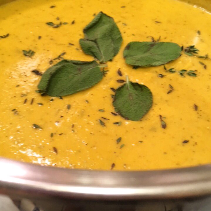 KitchenSprout's tweet photo. #RoastedButternutSquashSoup #Aromatics #AmericanThanksgiving🇺🇸🦃🍴 #HomeChef #MacysDayParade #Homegating #GamingNGrazing  #FoodNFootball #HappyThanksgiving #DrinkWine #Foodporn #Gratitude #Thankful #Blessings #FamilyNFriends #ComfortFood #Celebrate #CheersFromToronto🍷💃🏻🍷 https://t.co/Nb0ur7MdXW