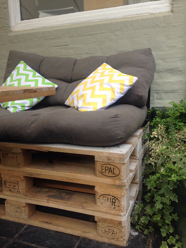 EasyfairsPackUK's tweet photo. Check out these seats at our local pub @IndPackAtlanta genius 😊 @royaloaktw1 @epal_en #PACK2018 #pallets #pubs #seats https://t.co/jbUfdMwUoB