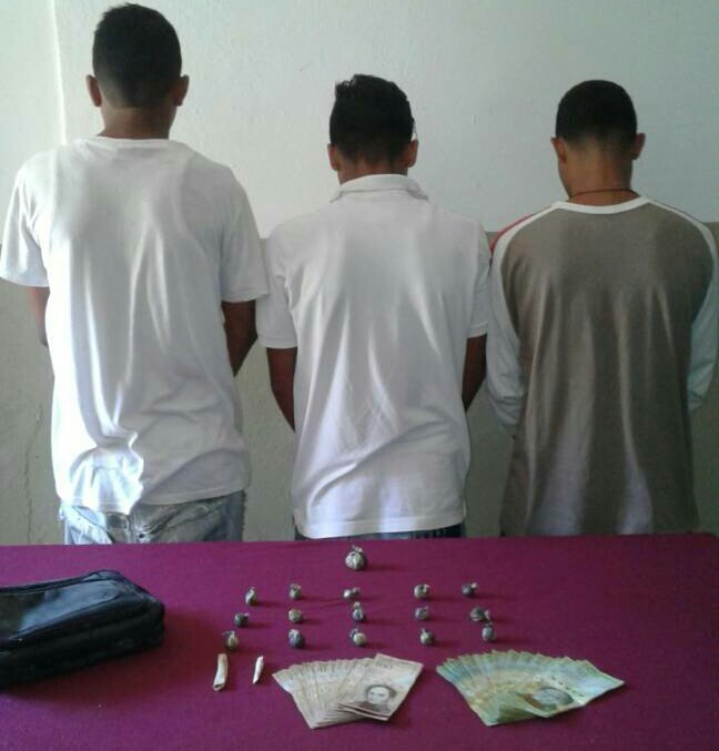 monagas_GNB51's tweet photo. #FANB #GNB #23Nov || DELINCUENCIA CERO Efectivos del @destacamento511 del #CZGNB-51 Capturan 3 adolescentes que se  dedicaban al microtrafico de Droga en el Municipio San Antonio #Monagas #NavidadesSeguras2017 https://t.co/F3nHHf2dhO