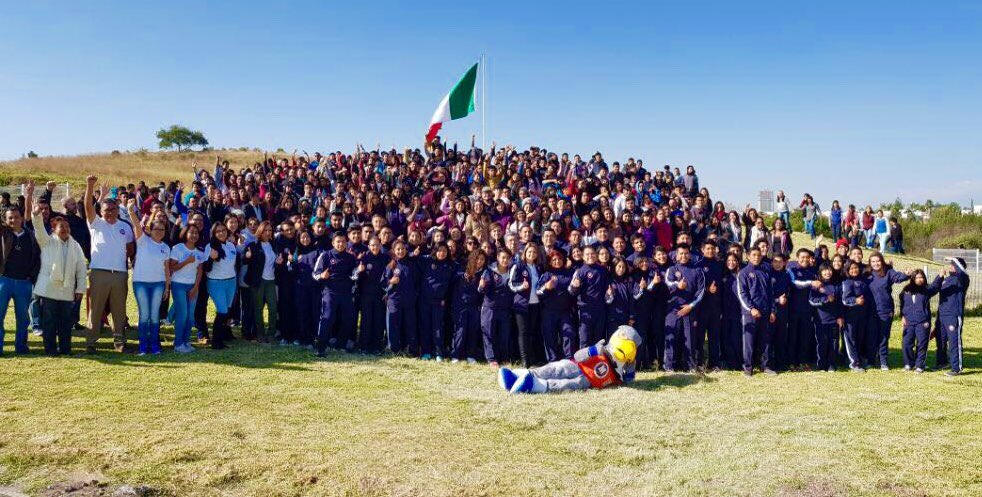 monbarsa's tweet photo. La Familia Metrópoli en el abanderamiento de nuestra Delegación. Todo el éxito Halcones 👏🏻👏🏻👏🏻  #RumboAInterpolitecnicas #Huatusco2017 @SEP_Puebla #CGUTyP https://t.co/9vUdn43GGi