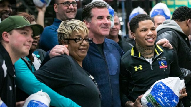 Cooperativa's tweet photo. Protegido de Floyd Mayweather se luce con vestimenta de Colo Colo en evento público #CooperativaProfe https://t.co/92BfKHThXL https://t.co/bWH9RzjZzt