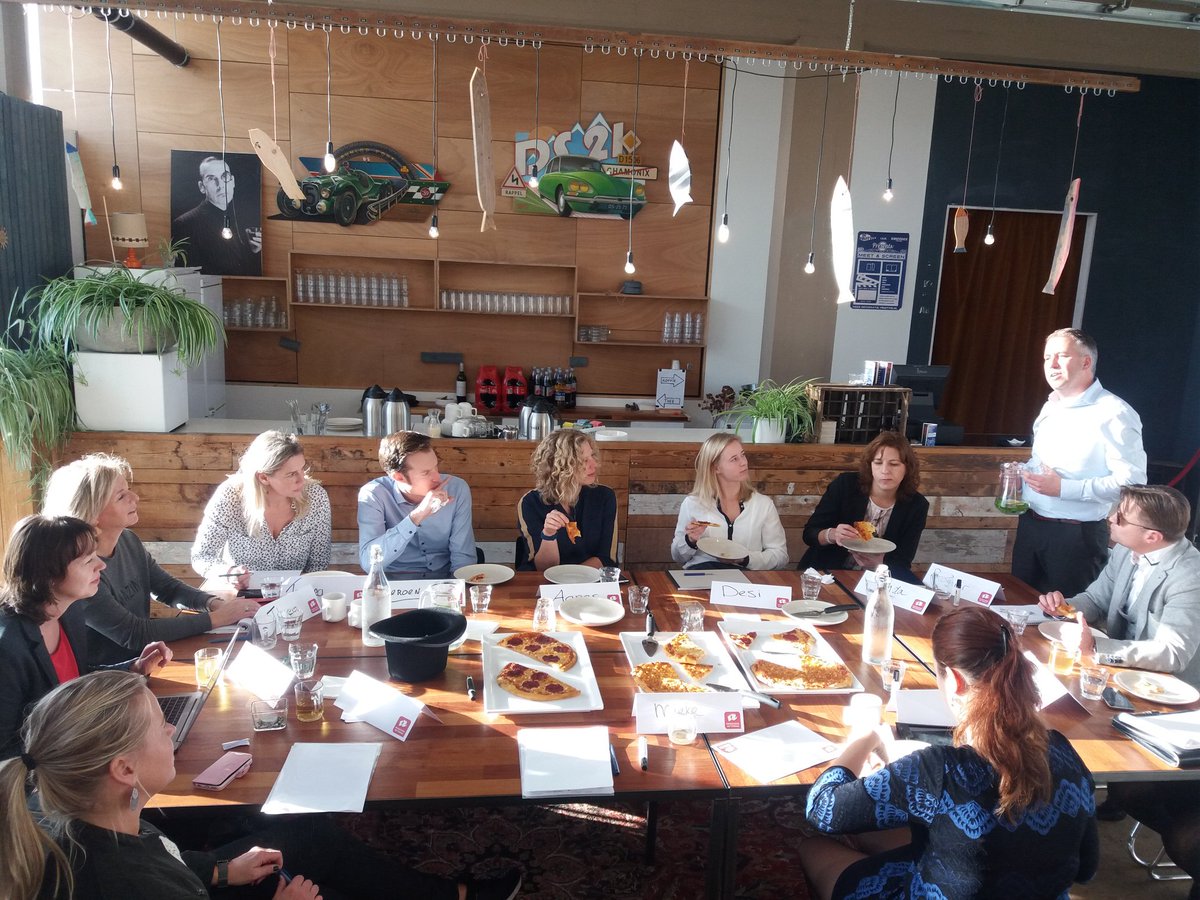 Pizza-sessie bij <a href="/fruitvis/">fruitvis</a>: docenten opleiding FM <a href="/hsrotterdam/">Hogeschool Rotterdam</a> en collega's @facilicomnl in gesprek met elkaar over onderzoek en ontwikkelingen in de branche, super!