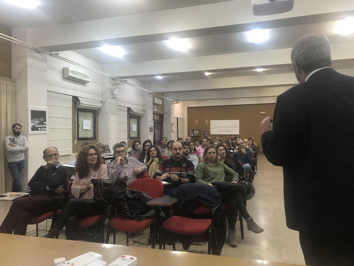 sanz_ismael's tweet photo. Docentes madrileños instalando el software libre Max en Install Party e invitando a usar las aplicaciones de @educamadrid #MaxMadrid #Micentrousamax https://t.co/RKZutv6Efi