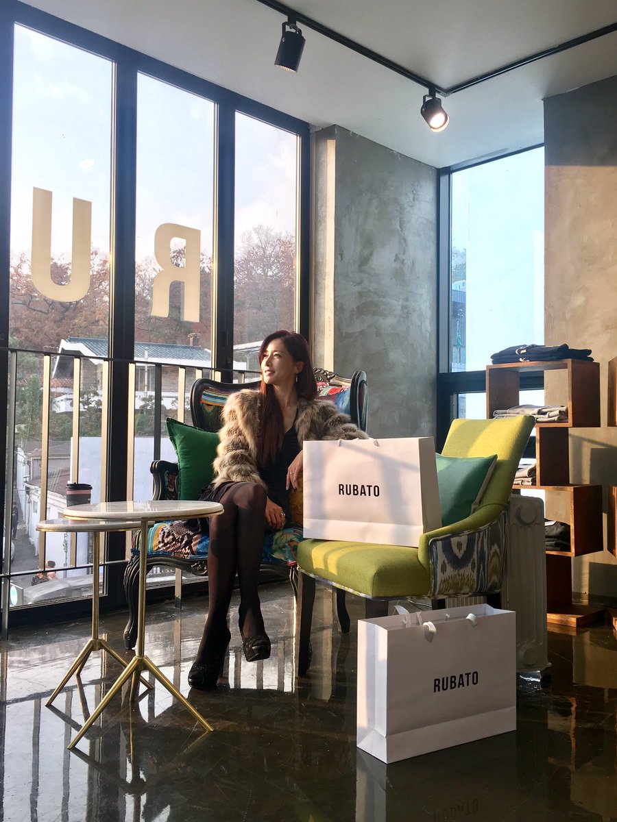 iriskimhj's tweet photo. #RUBATO #THAVMA #PALLA #삼청동샵 #opening 😍💗
.
#타마백 #팔라백 #스타일리쉬 #명품백 #가죽최고 #마감일품 #디자인굿 #예쁜건물 #득템 #스타일리스트 #실용적 #가로수길 #화동 #삼청동 https://t.co/LJFEzerl2F