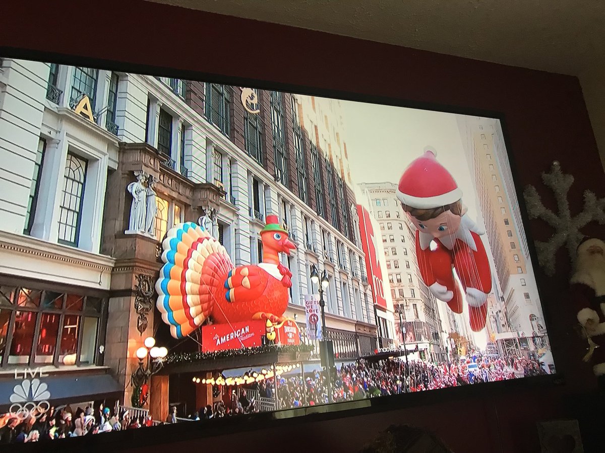 dubs1981's tweet photo. #elfontheshelf #heshowsuptonight #Thanksgiving2017 #MacysThanksgivingDayParade https://t.co/fyPaxhQ58r