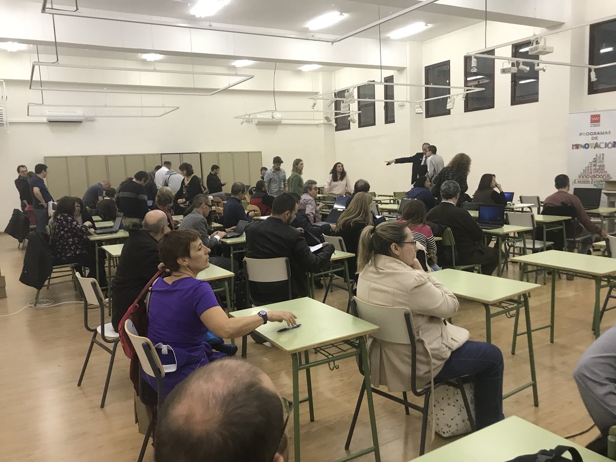 sanz_ismael's tweet photo. Install Party! Docentes madrileños instalando el software libre Max 9.0 en sus portátiles #MaxMadrid #Micentrousamax https://t.co/RlAnHbwpbQ