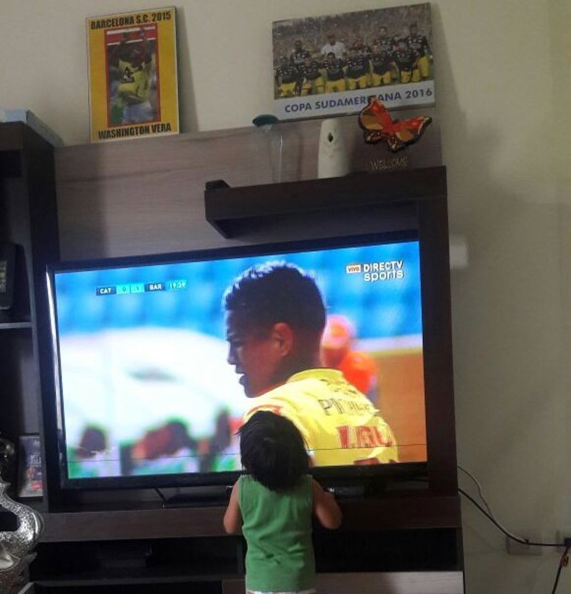 mas_amarillo's tweet photo. La hija de @wachovera_jr viendo a su papá trabajando ⚽️👶🏻 https://t.co/b0Jcd595VV