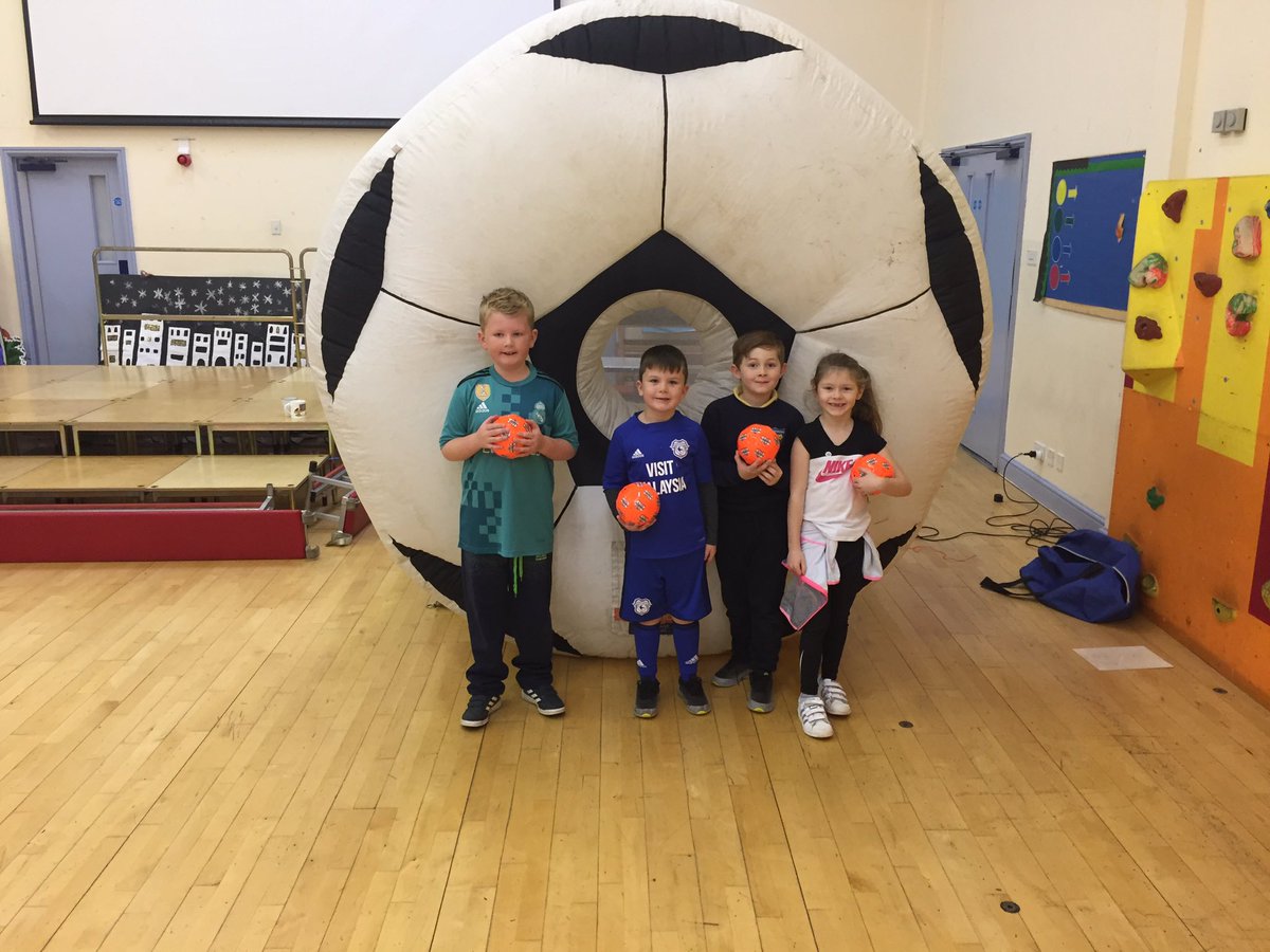 Twynyrodyn1's tweet photo. Some more talented pupils who managed to score #girlssmashedittoday #amazing #tekkers https://t.co/nYdYoeQhDb