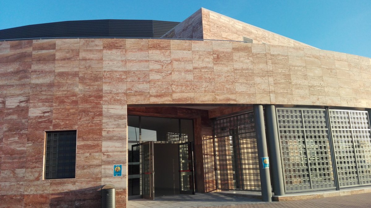 empleaemprende's tweet photo. Gracias a @Ayto2Hermanas por apoyar y acoger @ideasfactory_es de @pablodeolavide en el edificio de Gestión y Administración I+D Dehesa de Valme #UPOEMPRENDEWEEK https://t.co/dovaTQJJI1