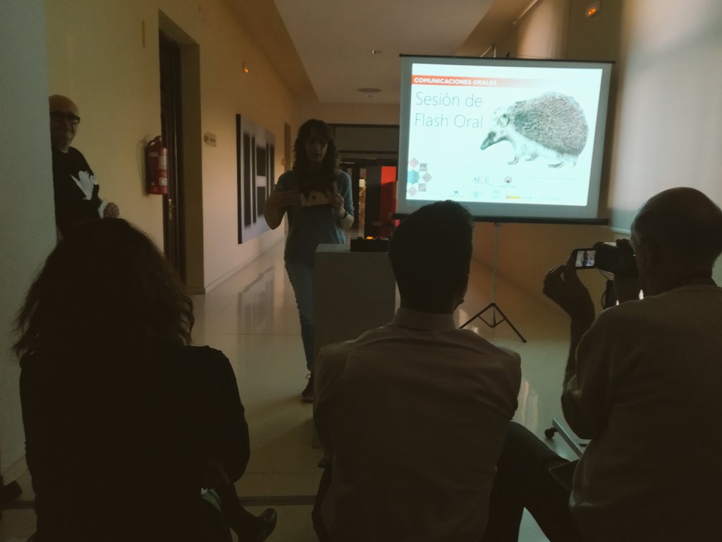 miquelduran's tweet photo. Gràcies, cronista! RT @raultoran: . @SilviaSimonR presenta #GiroLab en #CCSC2017, una iniciativa para acercar la química a los pequeños https://t.co/6bCvUOPMOQ