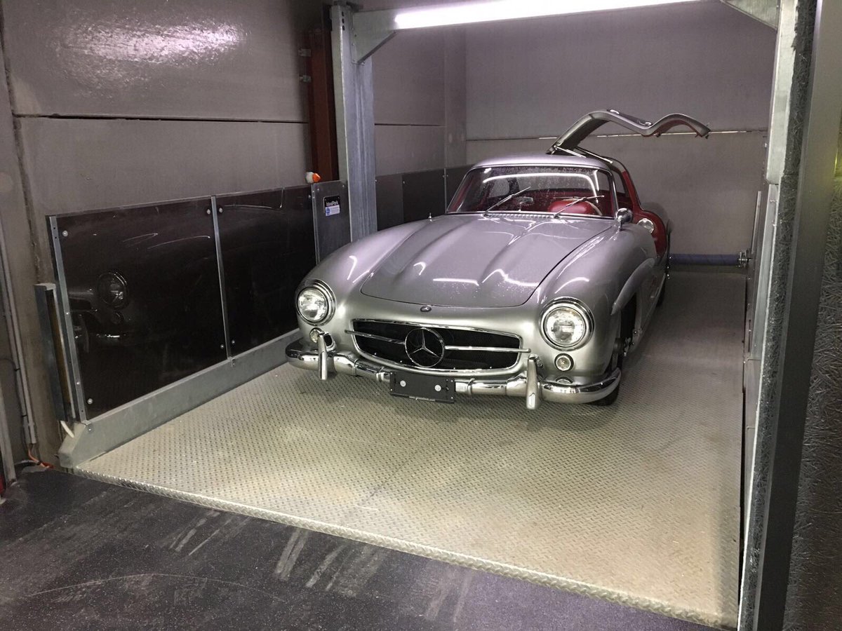 xavierdl's tweet photo. Parel van een wagen op een parel van een Idealpark autolift by RDL. Proficiat #ghistelinck met de opening van jullie nieuwe vestiging in Kuurne ! #RDL Engineering #idealpark #stadsbader #goedefroo&goedefroo https://t.co/N08L4J6Jyr