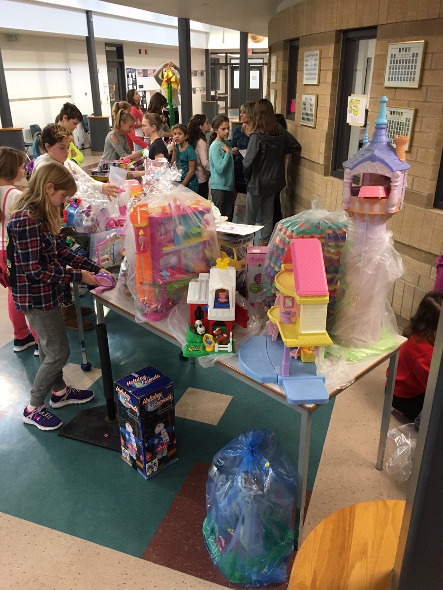 StAnneSCS's tweet photo. Toy Drive supporting our pillars - clean water in Kenya and education @WEMovement @SCCDSB #adventoutreach https://t.co/WZLQ8NXQDd