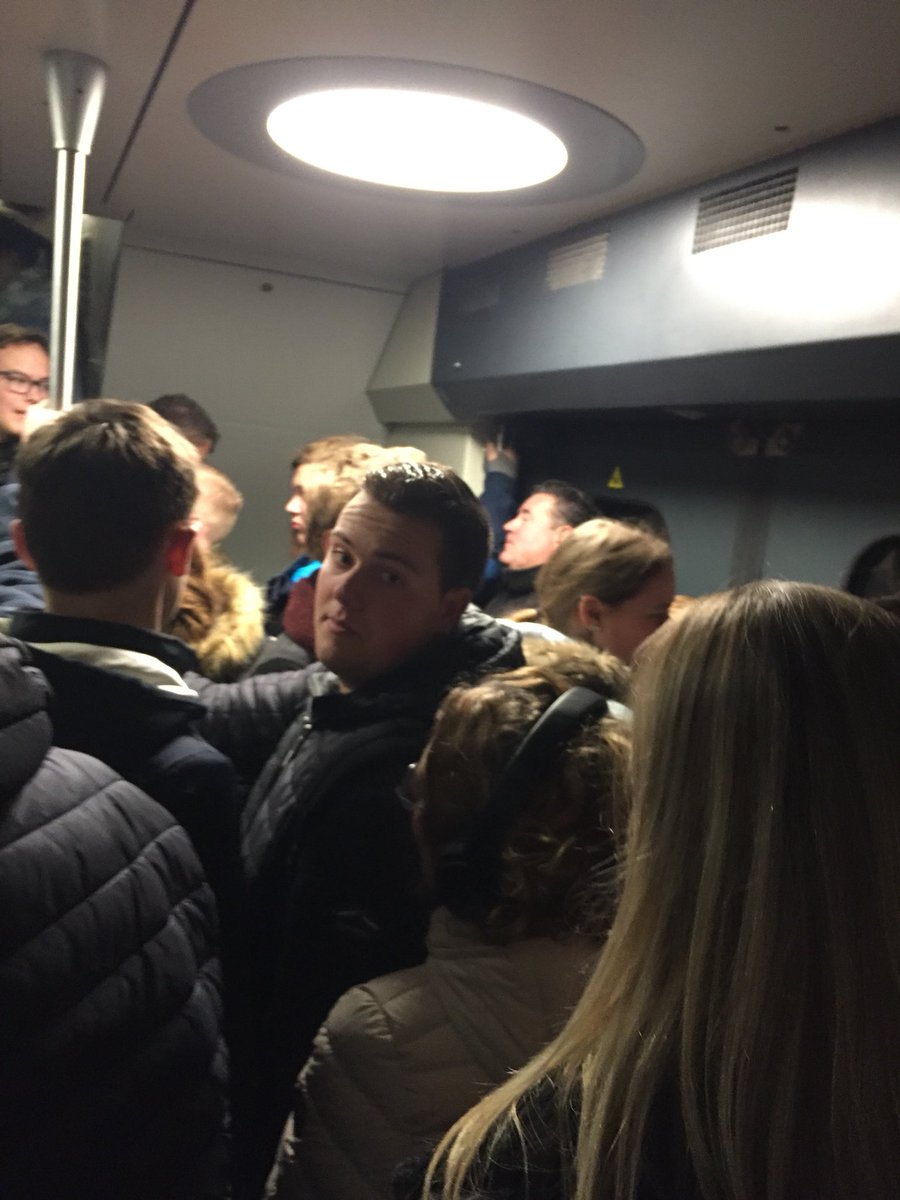LDriessen's tweet photo. @NS_online een beeld ter illustratie #pluimvee #tilburgroosendaal #ellende https://t.co/cQHSF1888i