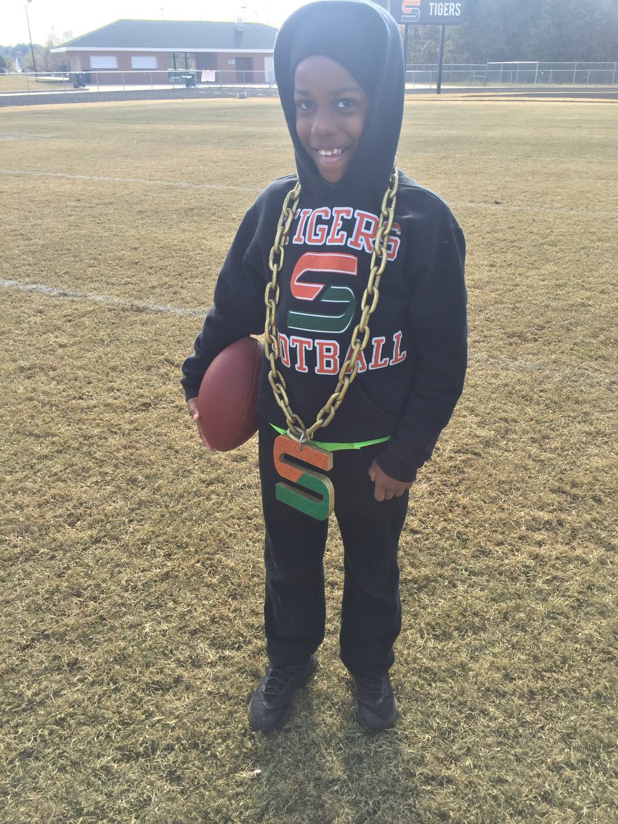 StockbridgeFoo2's tweet photo. Happy Thanksgiving from the Tigers and the B.P.C. (BigPlayChain) another Thanksgiving morning practice!!! https://t.co/KJonP2IV7X