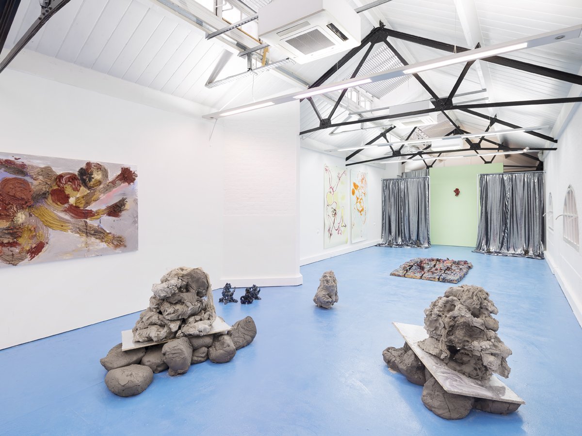 Cass_Sculpture's tweet photo. Installation shot of 'RITE' by CASS Projects artist Florence Peake. Make sure you see this incredible show at @StudioLeigh1  before it closes on 16th December. #CASSProjects #FlorencePeake #RITE #Sculpture #Contemporaryart  📷: Studio Leigh https://t.co/HDJZfDh9Xa