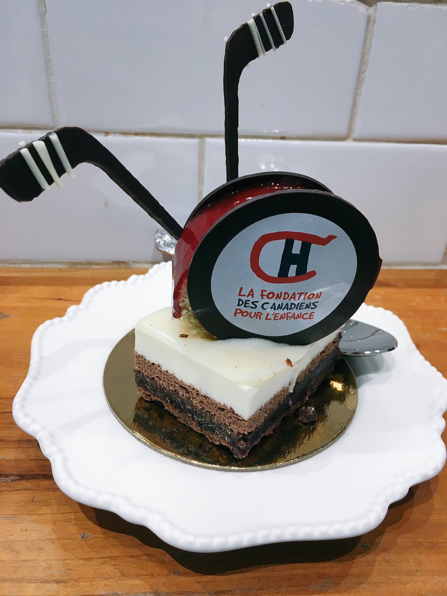 Steph_TheRock's tweet photo. La nouvelle bûche signature de @premieremoisson est même disponible en format individuel! On aime! Et 20$ sera remis à @CHCFondation à l'achat du format régulier. Sucrez-vous le bec pour une bonne cause! #NoelPremiereMoisson https://t.co/13pTW4XE4M