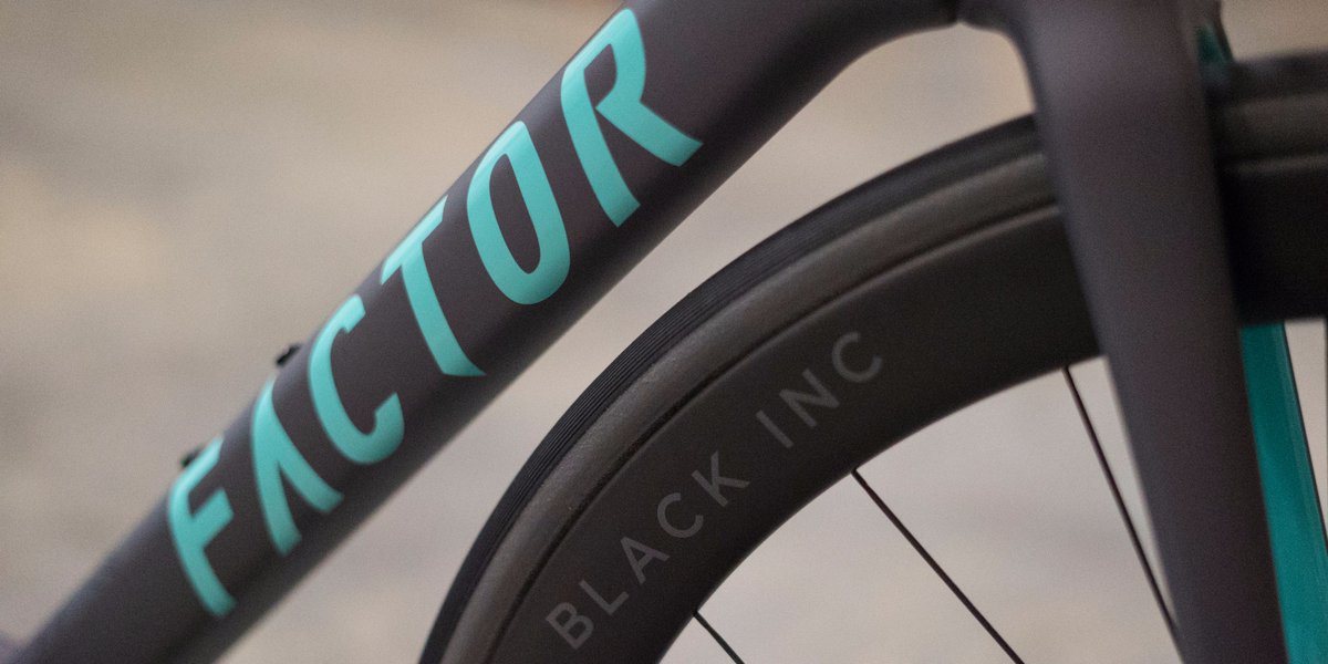 CompCyclist's tweet photo. Happy Thanksgiving! This week our #ccbikeoftheweek is one of our newest road disc offerings from Factor Bikes.
Frame: @FactorBikes O2 Disc
Wheels: Black Inc. Fifty C Disc
Drivetrain: Shimano Dura-Ace 9170
Crank: Quarq DFour91
Shop Factor here: short.url/aBcXyZ https://t.co/jK6hugpJtJ