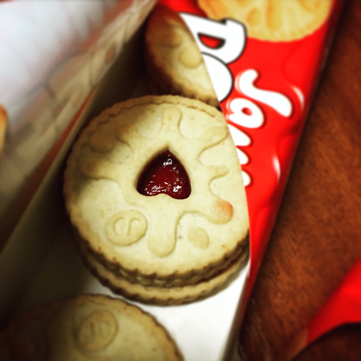 ImStoddicus's tweet photo. For anyone interested it took me 6  minutes #JammieDodgers 😜 It’s not even a record #BiscuitMonster https://t.co/7fqJVVvu5B