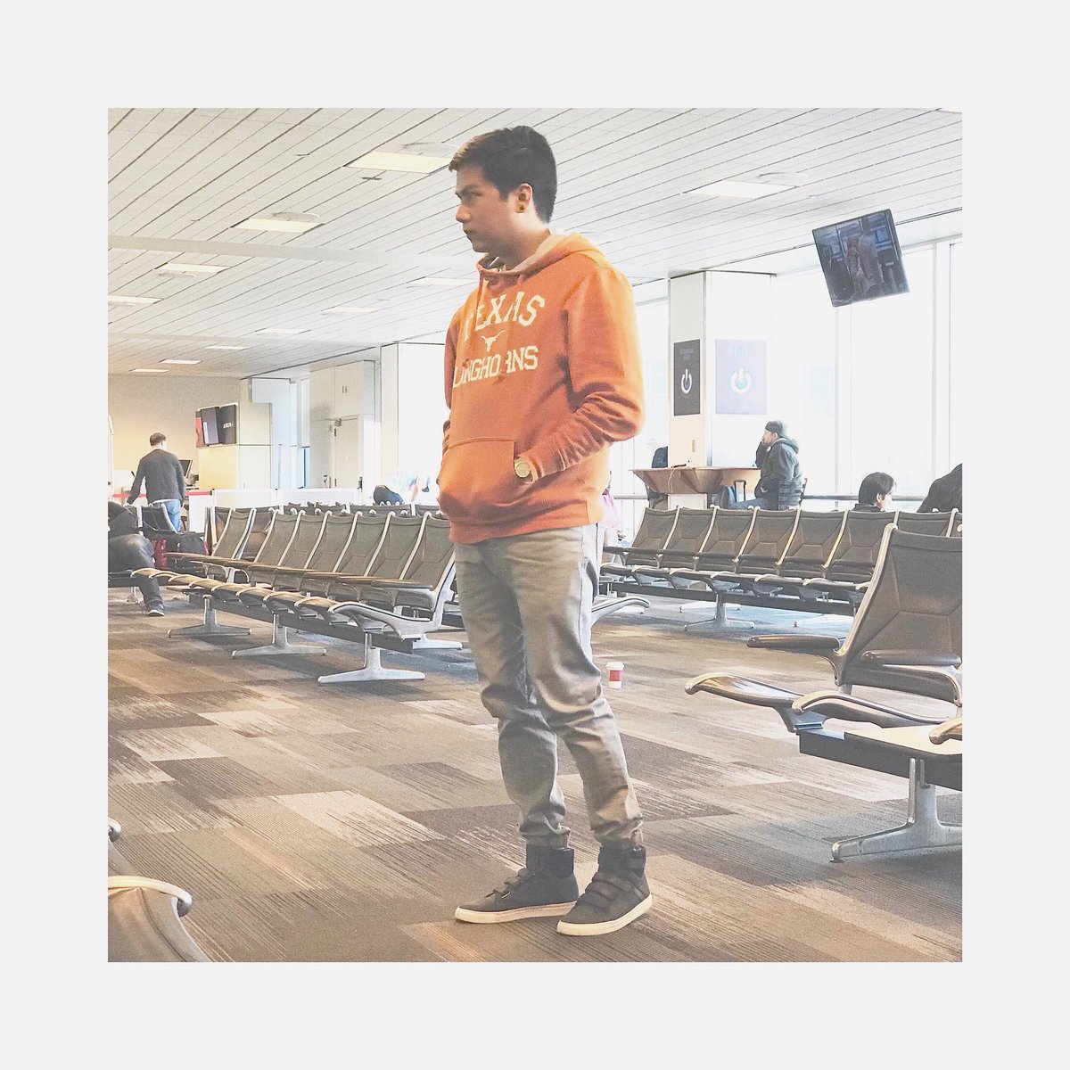 NephiAxe's tweet photo. Flight delayed for 1 to 2 hours. Starving.. 😩 https://t.co/gUh71sGBKe