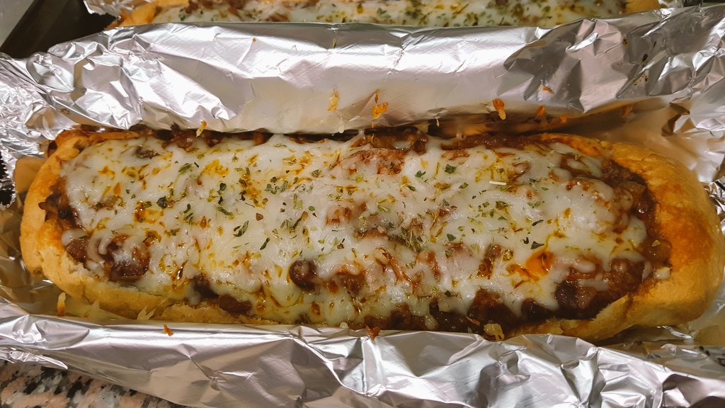 drewmeldoeslife's tweet photo. My Own Version STUFFED FRENCH BREAD with MEAT and CHEESE #Thanksgiving #stuffed #French #bread #meat #cheese #oregano #mrschef #FoodMattersLive2017 #FoodMattersLive #Foodies #mrshildebrandtkitchendiary https://t.co/8oWXQYlQIn