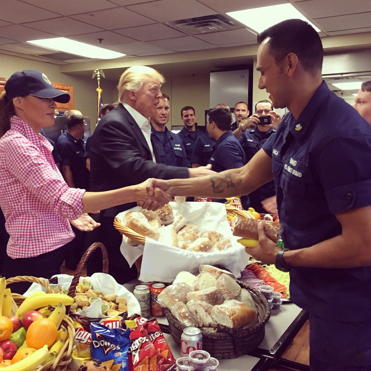 TerryJMcMurray's tweet image. SebGorka: RT FLOTUS: Thrilled to spend part of our Thanksgiving w the local Coast Guard station in Florida. Thank you to all members of the military who keep us safe! #HappyThanksgiving2017