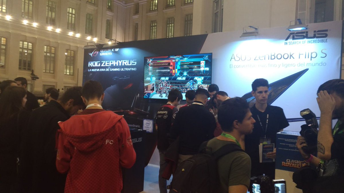 ASUS_ib's tweet photo. ¡Empieza la #AsusBattle con las batallas de #StarWars Battlefront! ¿Vienes a visitarnos? #AsusRog #XatakaLiveCitizen @xataka https://t.co/Bst15Debir