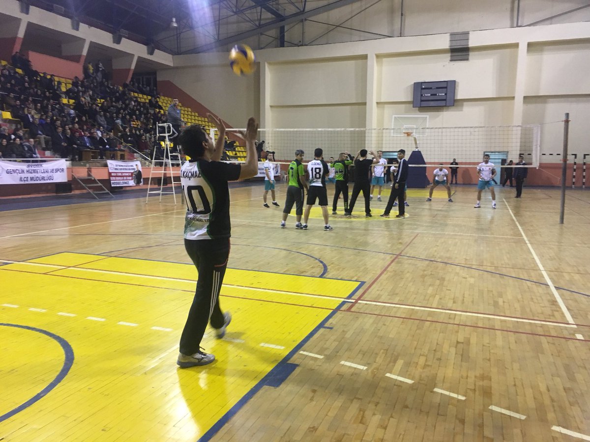 siverekmem63's tweet photo. Şehit öğretmen Necmettin Yılmaz anısına 24 Kasım öğretmeler günü kapsamında düzenlediğimiz voleybol turnuvası final maçı başladı @serafettinturan https://t.co/NJ6QSbm32l