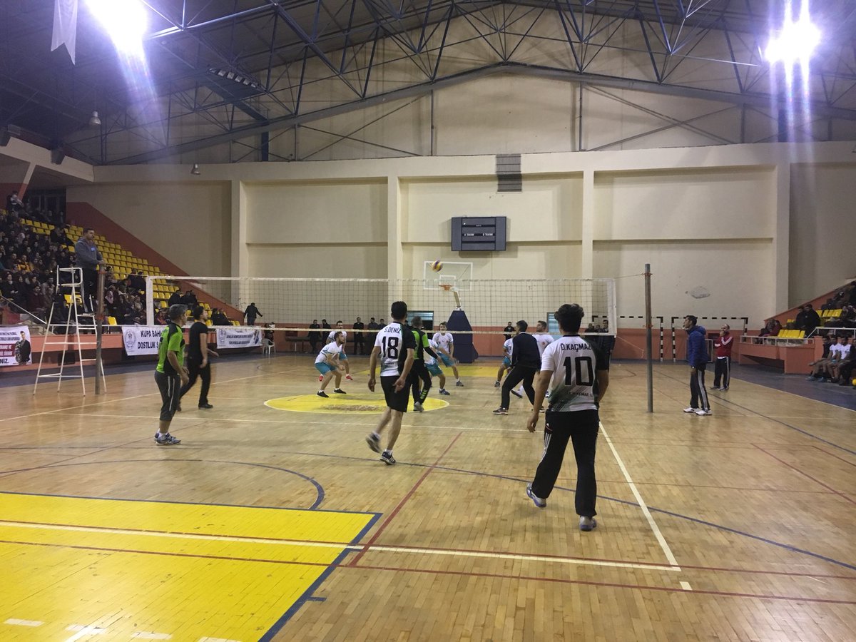 siverekmem63's tweet photo. Şehit öğretmen Necmettin Yılmaz anısına 24 Kasım öğretmeler günü kapsamında düzenlediğimiz voleybol turnuvası final maçı başladı @serafettinturan https://t.co/NJ6QSbm32l