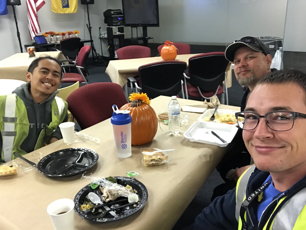 nonrevnick's tweet photo. Happy Thanksgiving from team DEN @weareunited @united #thanksgiving https://t.co/M7ZpZkmYUQ