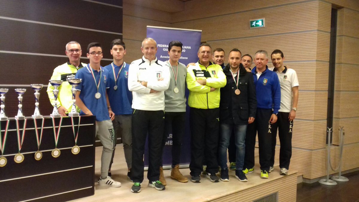 AIA_it's tweet photo. All #atleticday promosso dal @CRAUMBRIA premiati i migliori 
#arbitri di Eccellenza, Promozione, Prima categoria, Seconda categoria e junior talent  sezionali. Ospite il viceresponsabile del #SettoreTecnico #AIA Francesco #Milardi https://t.co/7YHjv2XvVg