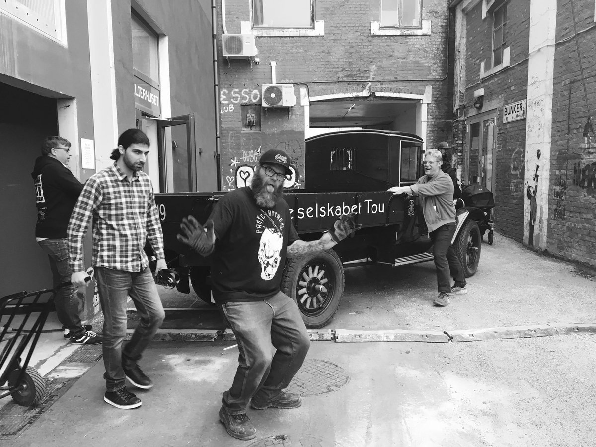lazarus668's tweet photo. Photo bomb at work. #touscene #panicattack https://t.co/xrjWE42ZOM
