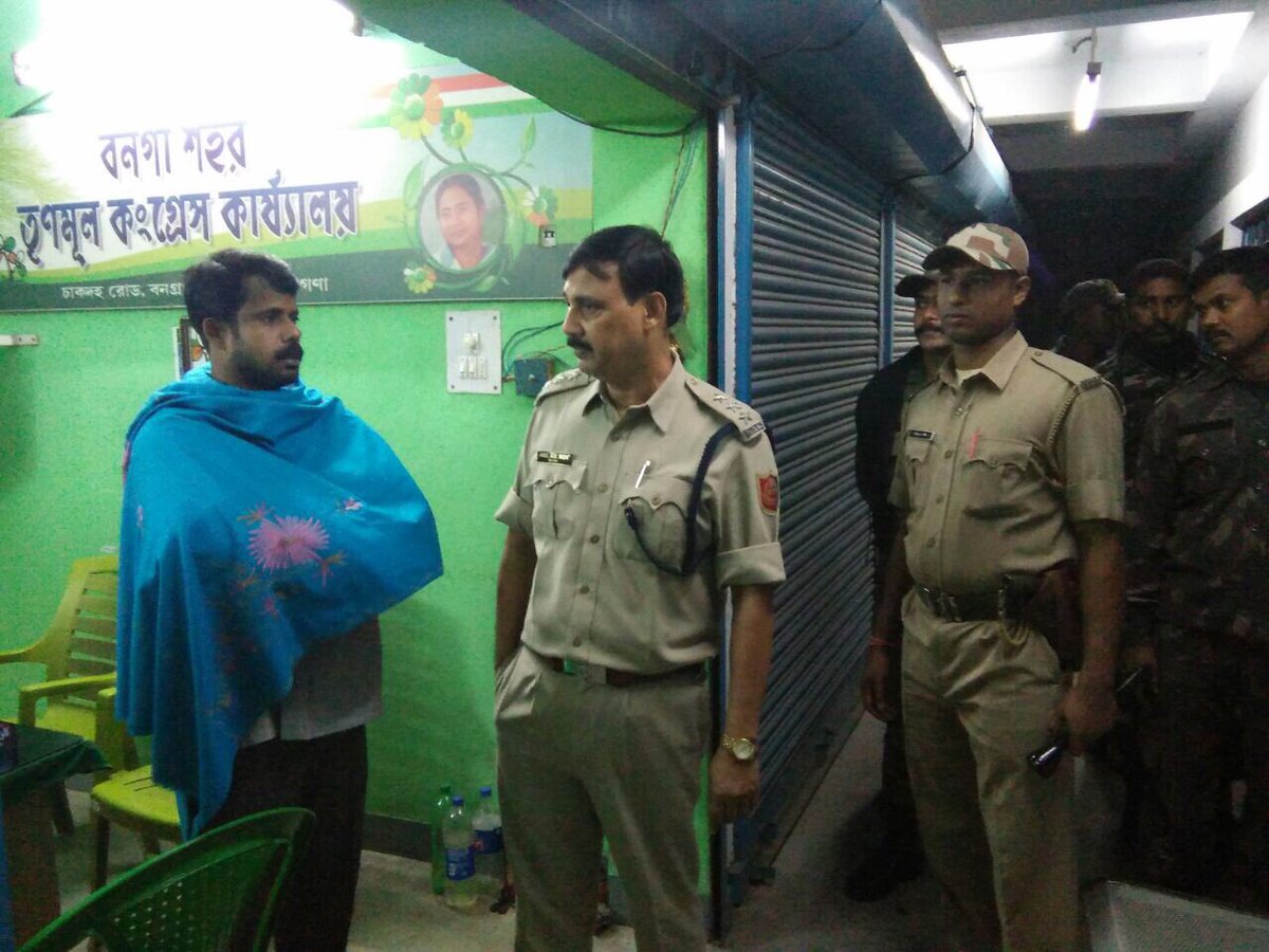 N24PoliceDist's tweet photo. Foot patrol being led by SDPO Bongaon at Bongaon town today keeping watch on important offices, jewellery shops, vulnerable roads, markets etc  as crimes prevention and confidence  building measures . https://t.co/JmBxSg95uI