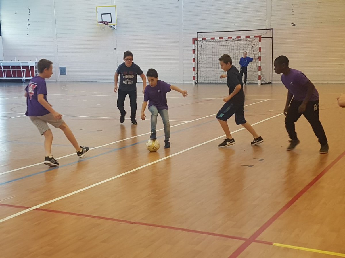 As_GDNCaen's tweet photo. Tournoi de #futsal au gymnase de la Guérinière de #Caen , entraînement de #gymnastique et  d'#escalade.
C'est ça les mercredis de l'#UNSS  au collège Guillaume de Normandie de #Caen  !!!
#mixité #plaisir @UNSS_CAEN @UNSSCalvados @CaenOfficiel https://t.co/CZCPGb3Yy6
