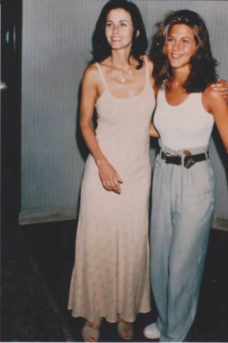 VogueSpain's tweet photo. 'Friends' es eterno. Su moda también (y tenemos todas las pruebas aquí) → https://t.co/OPLts1uDDB https://t.co/HAfW7KClWj