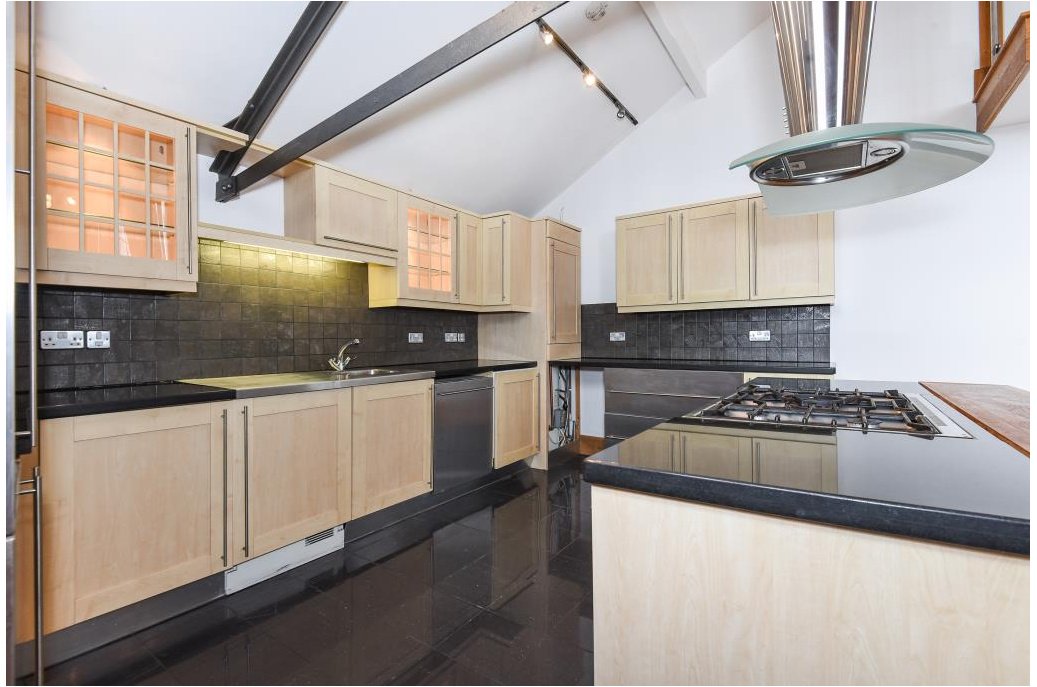 RBBProperty's tweet photo. Take a look at this impressive penthouse style apartment in the centre of the City of #Hereford! #Property https://t.co/wJqekYldyh https://t.co/coMGfoqLGA