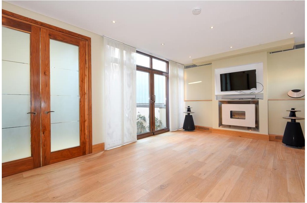 Anscombes's tweet photo. With a huge living space and a design based on its central courtyard, it’s hard not to love this  #London apartment! https://t.co/7taxtMDLQT https://t.co/vuYMmXAFW5