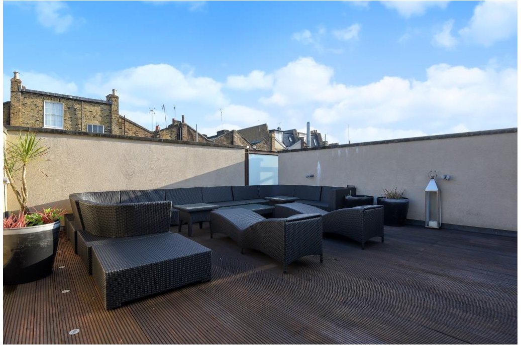 Anscombes's tweet photo. With a huge living space and a design based on its central courtyard, it’s hard not to love this  #London apartment! https://t.co/7taxtMDLQT https://t.co/vuYMmXAFW5