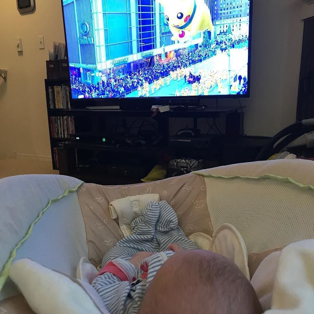 RJW2001's tweet photo. Addison is watching her first Thanksgiving Day Parade. #AAW #PrincessPanda 🍗👸🏼🐼😸 https://t.co/EzH5Oxa2Yo