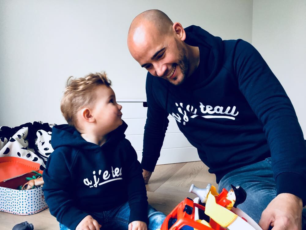 Cheaqueapparel's tweet photo. TWINNING ACTIE!  👨‍👦👩‍👦  Samen met je zoon/dochter in dezelfde toffe sweater lopen? Check nu onze Facebookpagina voor de actie en doe mee. #checkfacebook #twinningiswinning #samenmetjedochter #ofjezoon #altijdleuk https://t.co/YaF6ontrgp