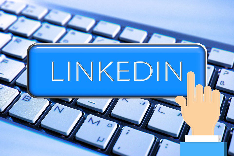 ECSillinois's tweet photo. Reminder: ECS is CLOSED today! Revamp your LinkedIn profile over #FallBreak, #ENGRIllini! Use these tips, like creating a custom URL: https://t.co/4R9Olds1on https://t.co/J1AXT5idR0