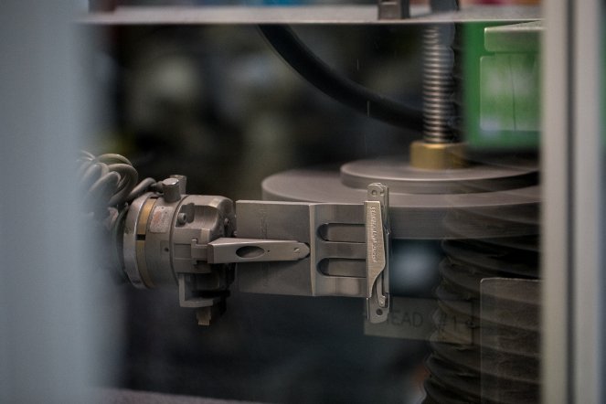 leathermannz's tweet photo. In this picture you can see our robotic handle polishing a Surge handle. #Leatherman #FactoryFriday #LeathermanLife https://t.co/6y55IeEfsV