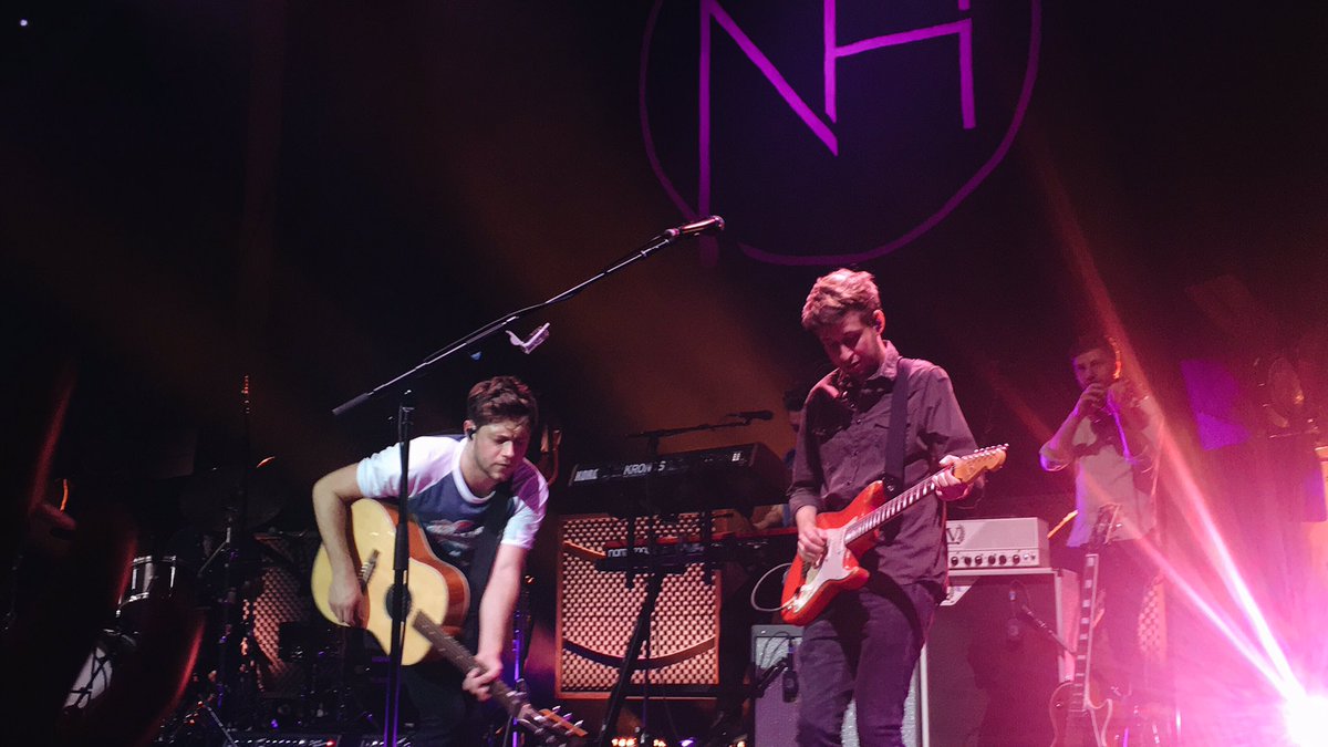 holdmecIosernjh's tweet photo. waited 17 hours to see my favorite guy yesterday for his last show of his first solo tour. it was such an honor to be able to see you once again, @NiallOfficial , 6 years later and I still have so much love for you. thank you for everything. 💛💡#flickersessions2017 https://t.co/WbSvn3EqBr