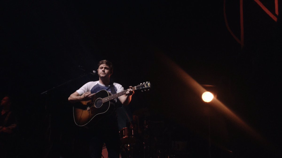 holdmecIosernjh's tweet photo. waited 17 hours to see my favorite guy yesterday for his last show of his first solo tour. it was such an honor to be able to see you once again, @NiallOfficial , 6 years later and I still have so much love for you. thank you for everything. 💛💡#flickersessions2017 https://t.co/WbSvn3EqBr