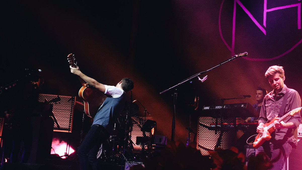 holdmecIosernjh's tweet photo. waited 17 hours to see my favorite guy yesterday for his last show of his first solo tour. it was such an honor to be able to see you once again, @NiallOfficial , 6 years later and I still have so much love for you. thank you for everything. 💛💡#flickersessions2017 https://t.co/WbSvn3EqBr