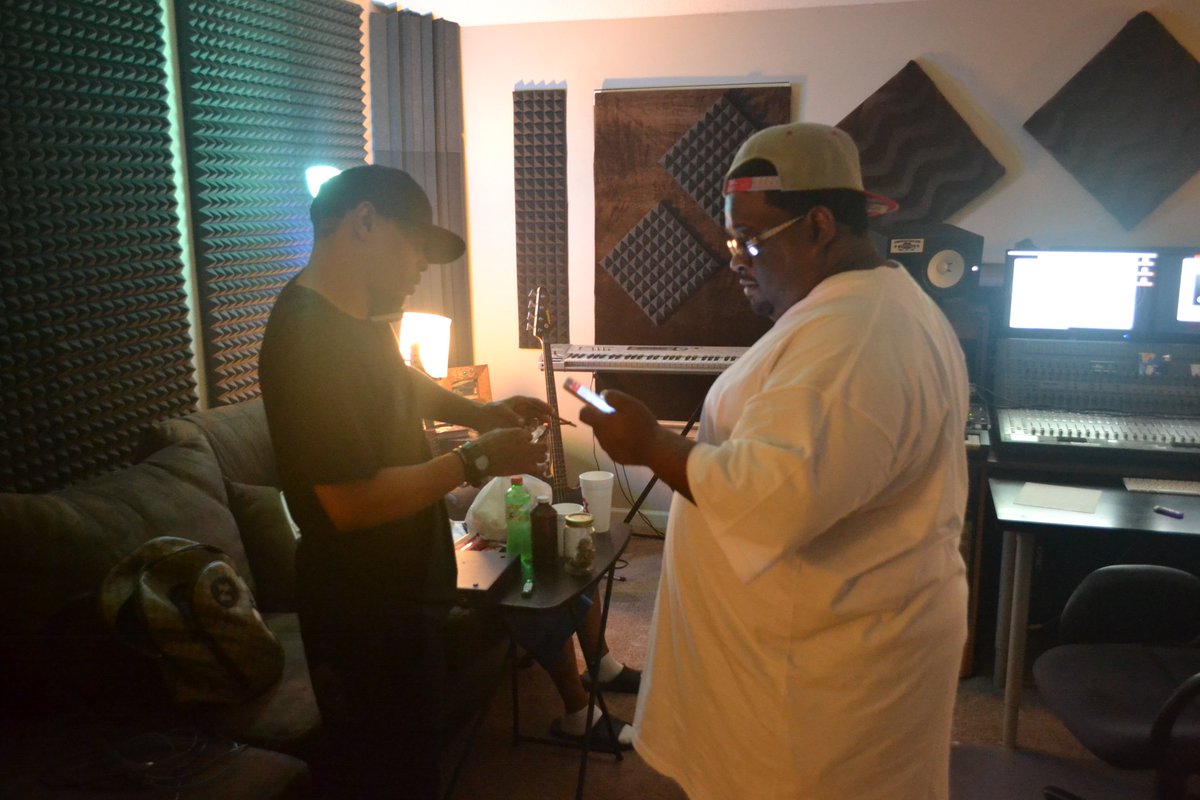 samhoody's tweet photo. 🚨Stop🚨 what your doing an make sure while you're giving thanks you say HAPPY BIRTHDAY TO #DATRAPBOSS @OjDaJuiceman32 #32ent4l Mr. AYEEE OK 🎂🍰🎈🎁💰🍊🍊🍊 https://t.co/0jP7BvCAHU