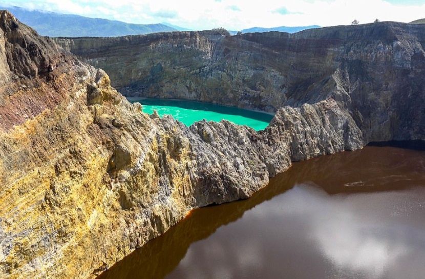 HayQueSaberlo's tweet photo. En la cima de la cumbre del Monte Kelimutu, en Indonesia, hay tres lagos de cráter en tres colores diferentes, y esos colores cambian siempre. Es el único lugar del mundo donde hay esta asombrosa "variación". https://t.co/4pUgjWfaLk https://t.co/89eBsaKsaa