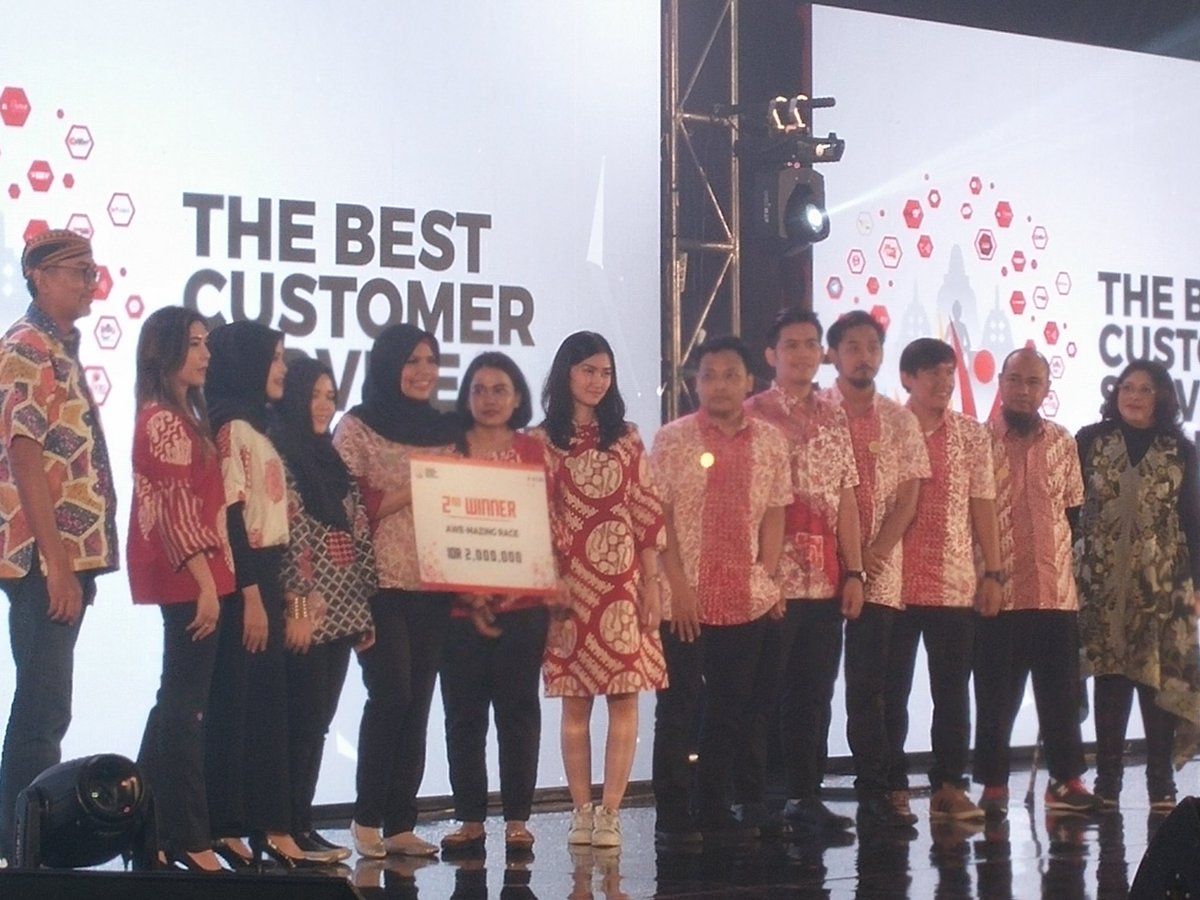 BestCSAwards's tweet photo. Dan... inilah tim pemenang Awe-Mazing Race kemarin! #BestCSAwards2017 https://t.co/g1rJyrwb5D
