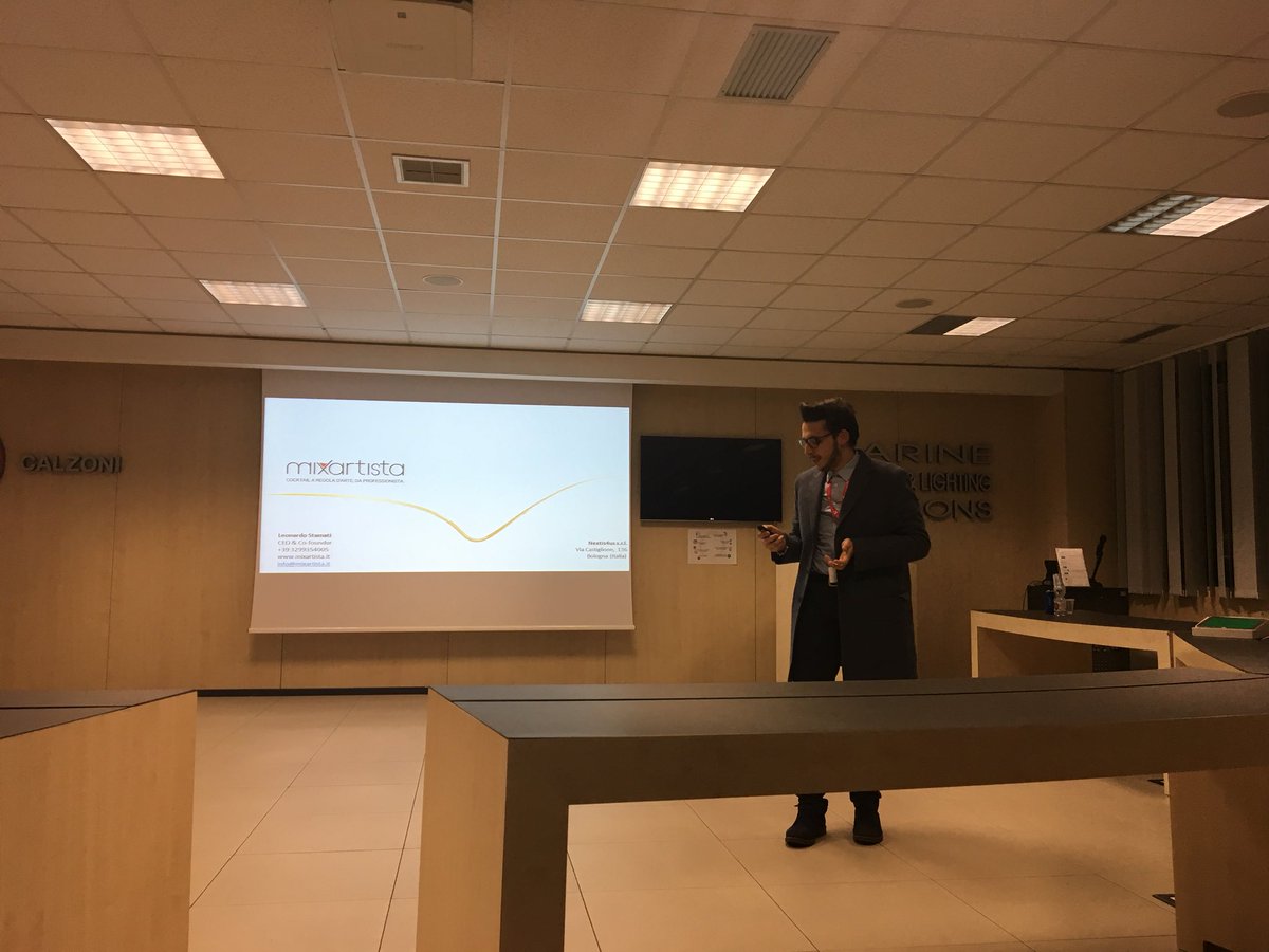 Chiude l’evento con il #mentorboard la #startup <a href="/mixartista/">MIXARTISTA</a> il #barman robotico #madeinItaly #serrediAster