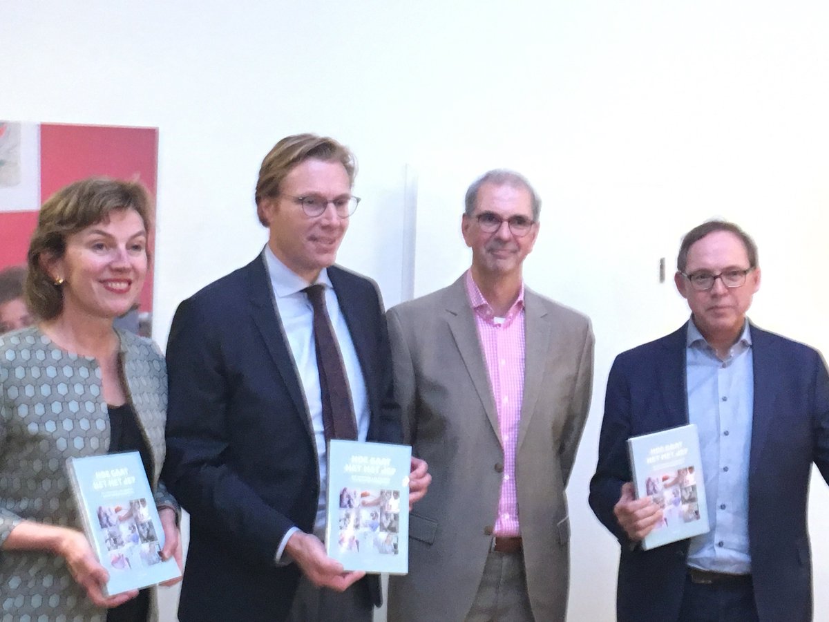 Eerste exemplaren boek ‘Hoe gaat het met je?’ door @jajbart overhandigd aan <a href="/DiandaVeldman/">Dianda Veldman</a> (<a href="/PatientenNL/">Patiëntenfederatie</a>),  <a href="/HaCense/">Huib Cense</a> (<a href="/de_specialisten/">Federatie Medisch Specialisten</a>) en <a href="/KlinkAb/">Ab Klink</a> (<a href="/VGZ/">Coöperatie VGZ</a>). 40 jaar patiëntenbeweging in beeld. nvn.nl/actueel/nieuws…